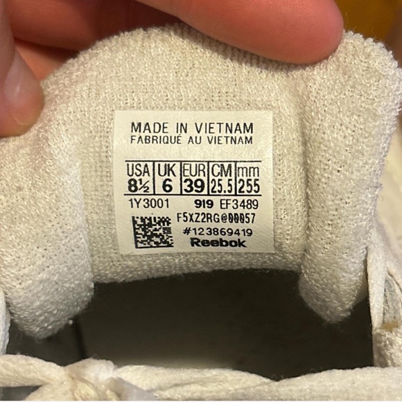 Reebok Club C 85 Women’s! Size 8.5

Great Condition ♡︎ - Picture 2 of 3